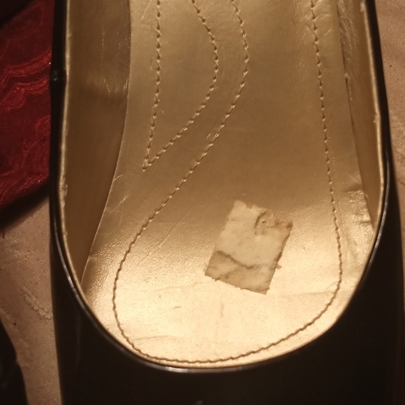 A pair of black patent leather heels - Picture 8 of 8